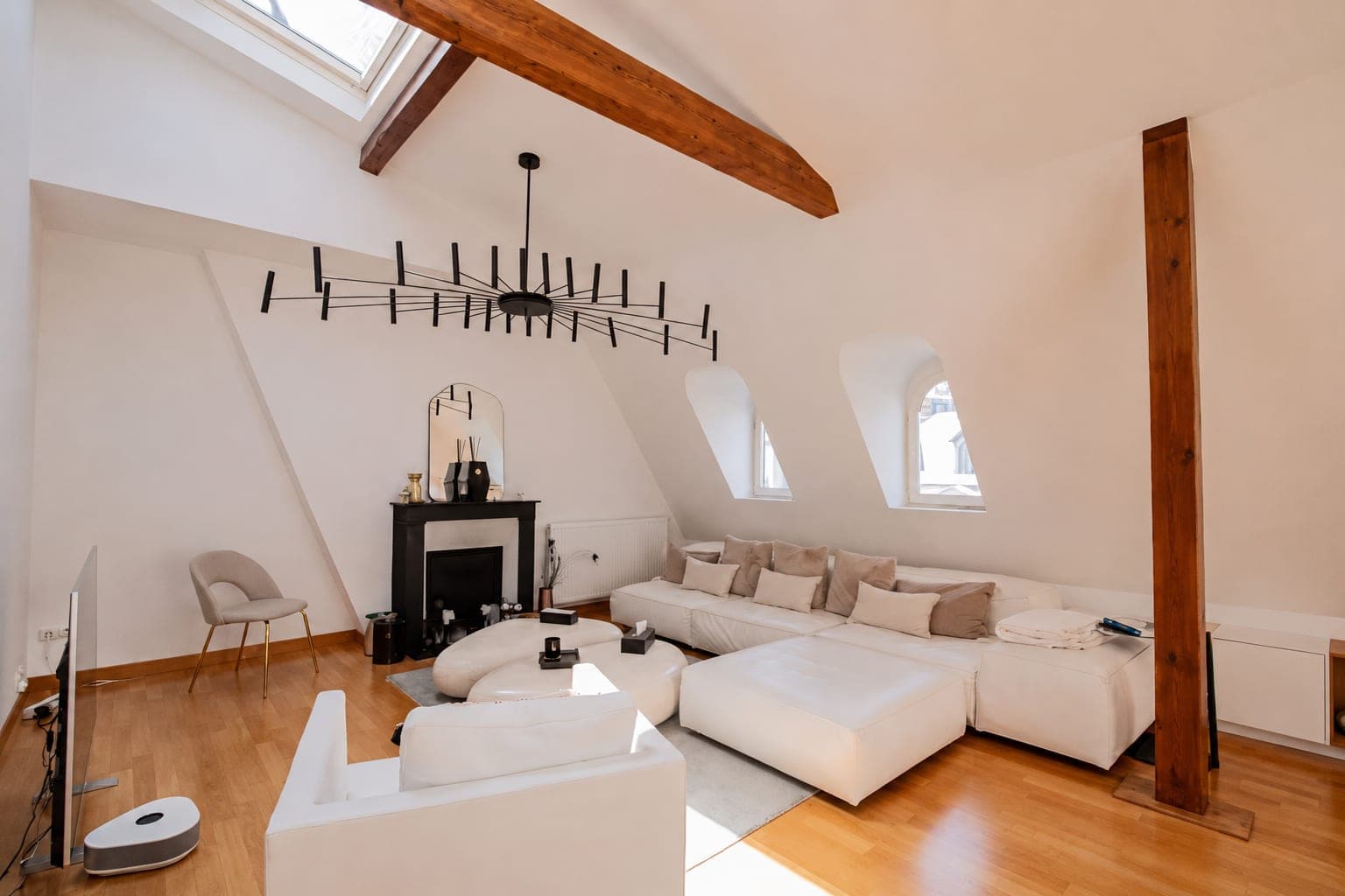 Séjour lumineux au dernier étage d’un appartement du Triangle d’Or à Paris, valorisé par AdFinem